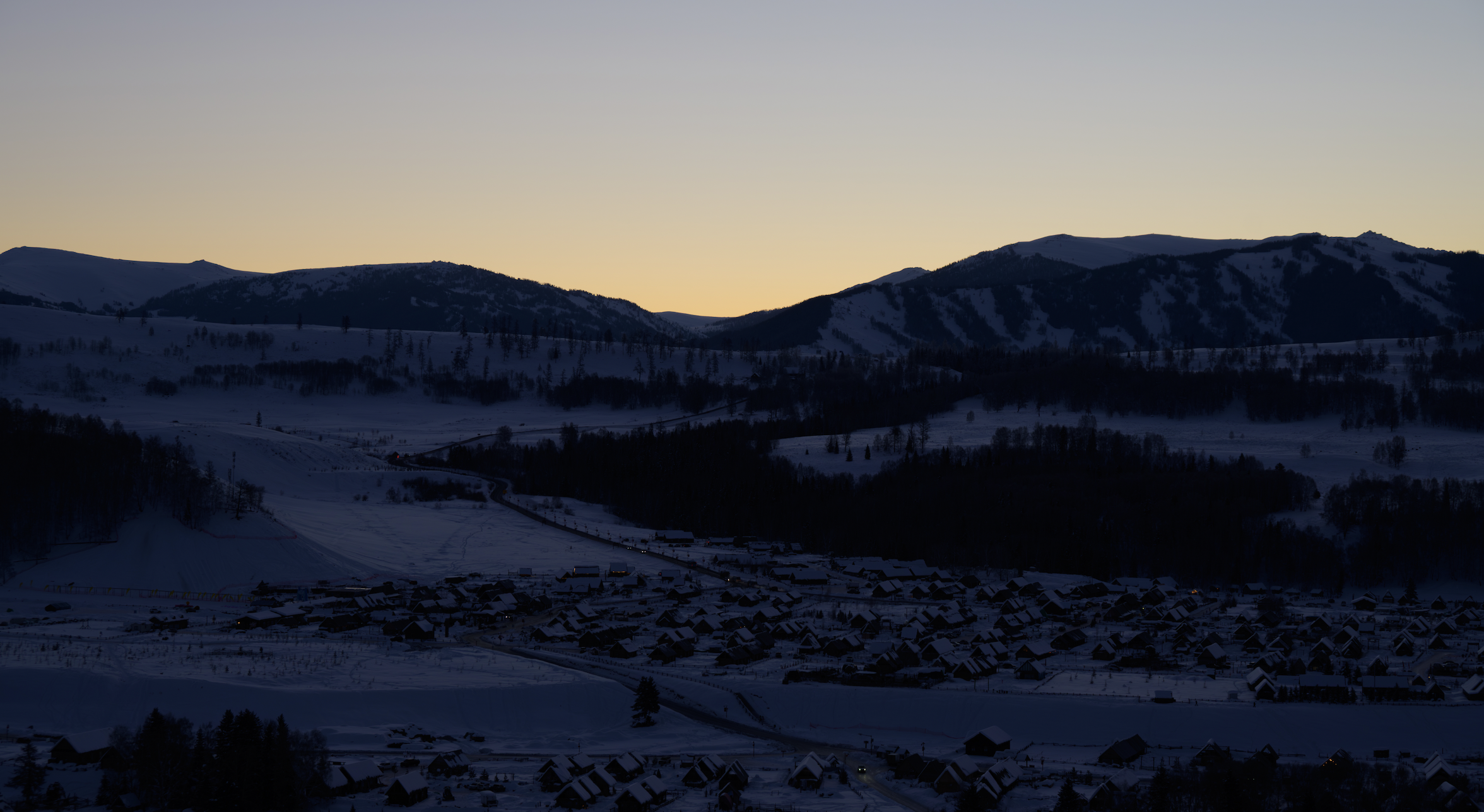 阿尔卑斯山脉徒步路线，雪山背景，徒步者行进在山间小径，户外探险装备