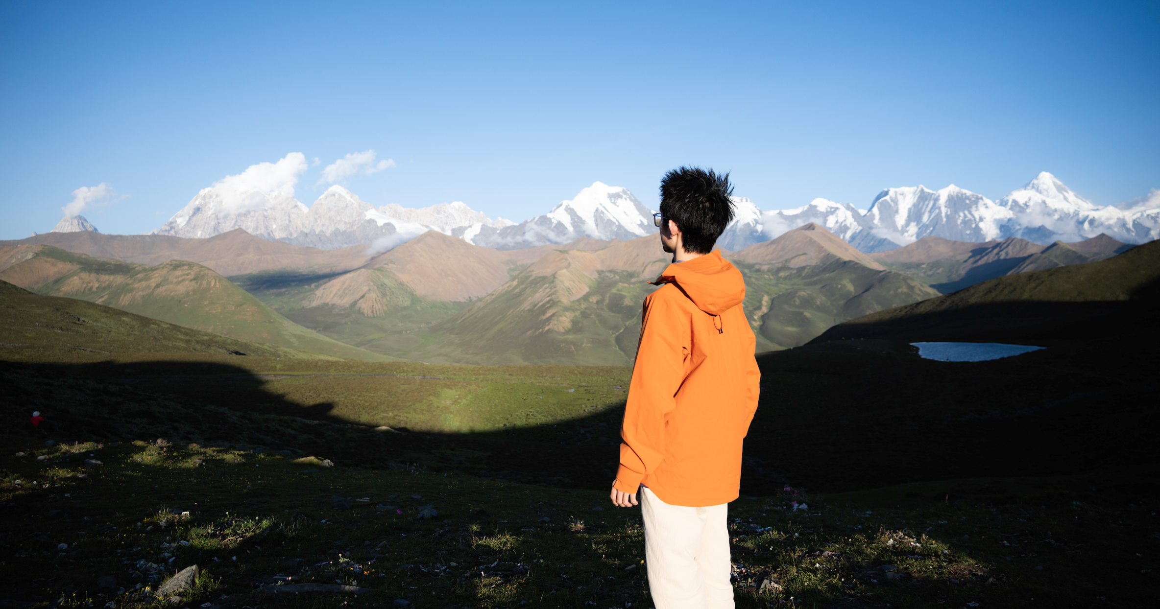喜马拉雅山脉远景，雪峰连绵，云雾缭绕，高海拔地区地形地貌