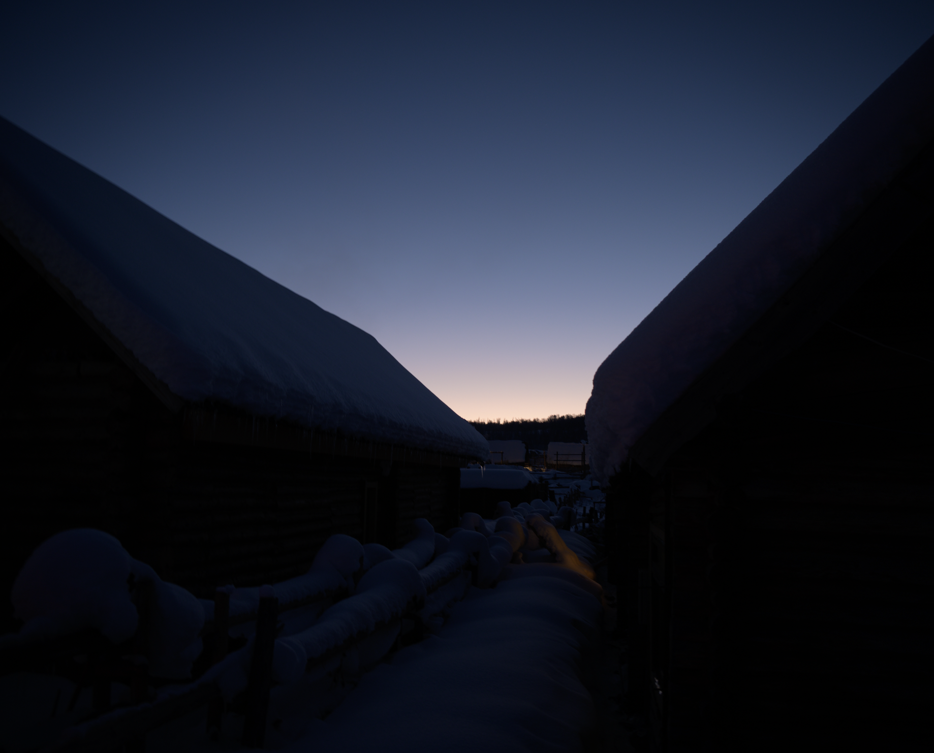 沙漠日落景色，金黄色沙丘与橙红色天空形成对比，温暖色调，壮观景象