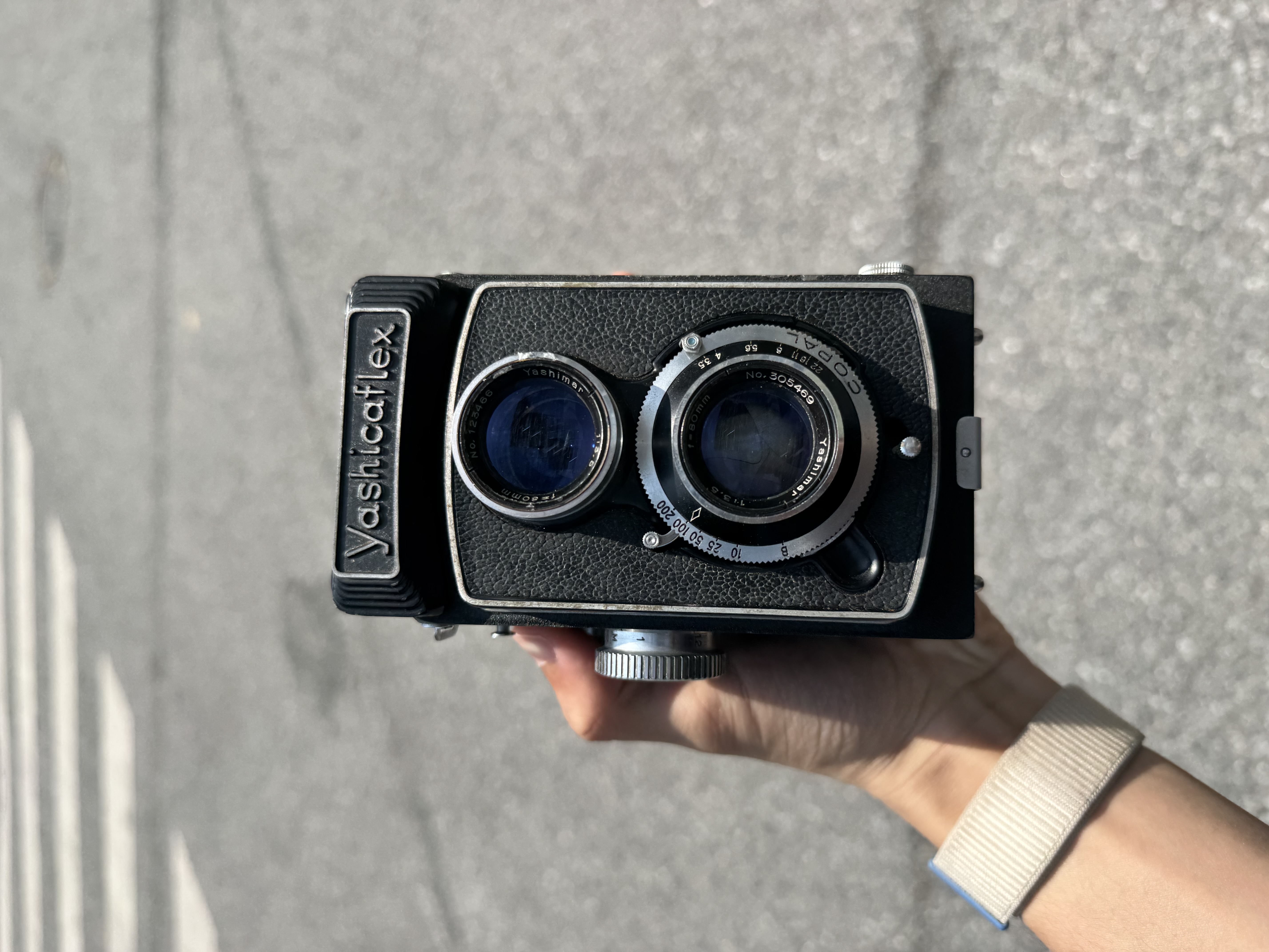 河流涉水过河场景，徒步者小心翼翼穿越浅滩，户外装备齐全